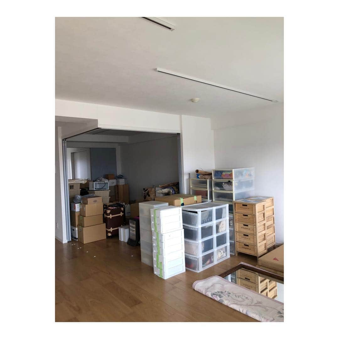 笹峯愛さんのインスタグラム写真 - (笹峯愛Instagram)「2019.4.7  ほぼほぼ、荷物を新居へ運びこみました。  デデを妹家族に預かっていただき 一日、旦那とえっちらおっちら。  まだ、新居のリノベ 細かいところが残っている為 住むことは出来ないので テレビ、洗濯機、冷蔵庫という 大物はまた後日。  数日は、これまで住んでいるお家で ホテル住まいのような生活を送ります。  さて、家族3人分にしては、この荷物 どうでしょう。 多いのか、普通なのか、少ないのか。  これを新居の収納  可動棚、可動棚裏のクローゼット  洗面所横の大きめの可動棚、洗面所  壁の大きめのクローゼット  これから組む小上がり収納 こじんまりしたキッチン  に全部収納する訳ですが…たぶん、入る計算です。  入らないものは、持たない！と言う覚悟で。  ぼちぼち、やります。  あ、合間に選挙も行きました。 生活を考えれば考える程 大切な一票。  #リノベーション #マンション #断捨離 #生き方」4月7日 23時36分 - mineco.m