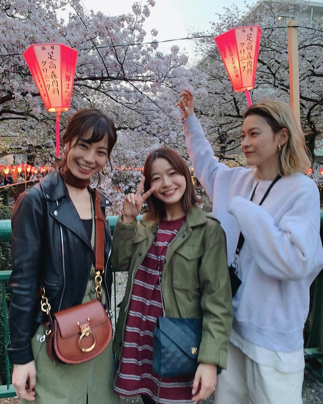 猪鼻ちひろのインスタグラム：「いつもの4人で 毎年恒例のお花見が出来て喜びの舞 夜桜もいいねぇ🌸  全員のセブンルール発表が面白すぎて 本当にお腹がよじれるほど笑った！ あー大好き😩💞 #ブレてる連写の中から1枚  #永遠とパンケーキ食べたいって踊らされるつらい会 #ストーリー投稿させられる #左手を固定すれば出来ることへの気づき #そしたら足が変とか力が入りすぎだと笑われる  #力を入れないダンスとか逆に難しいわ  #複雑すぎて逆に上手い説が生まれたところで解散 #パンケーキ食べたい #ってなによ正直食べたいけど #いつもありがとう♡」