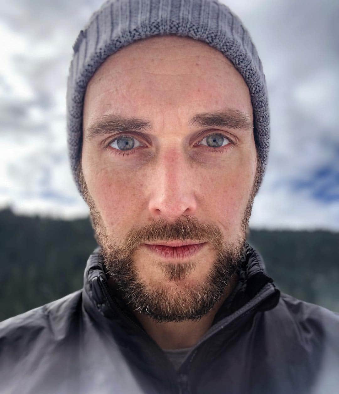 オウェイン・イオマンさんのインスタグラム写真 - (オウェイン・イオマンInstagram)「Beard Mode! #beard #BritishColumbia #Canada #VictoriaBC #Wintercoat #snow #onlocation #brahmstheboy #actorslife」4月7日 23時50分 - owainyeoman