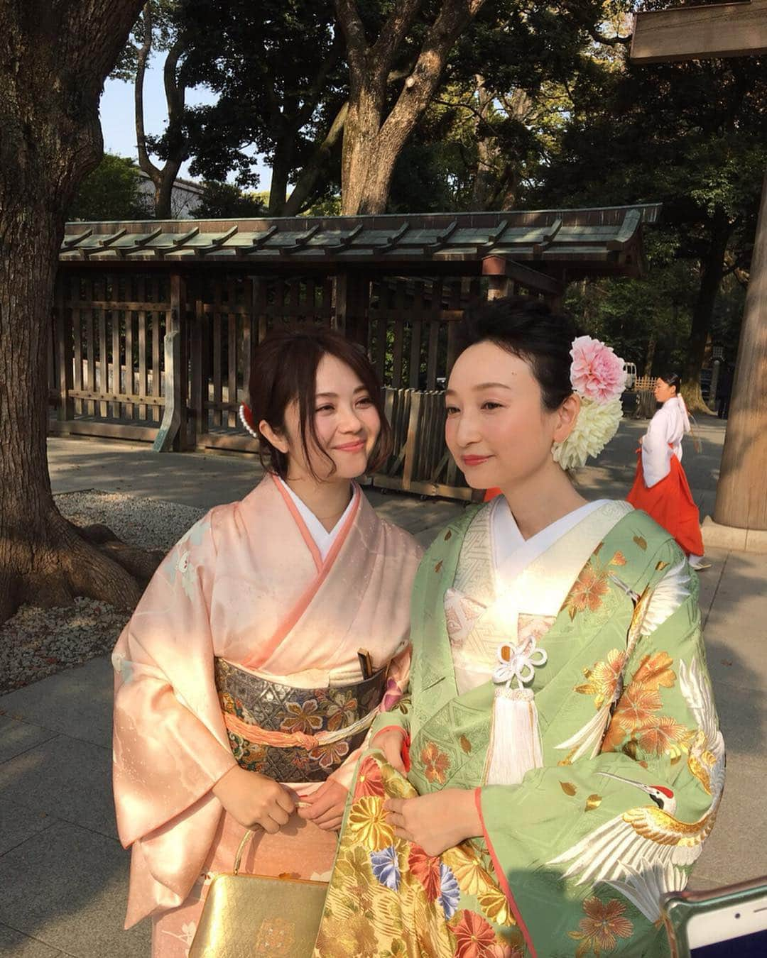 大井智保子さんのインスタグラム写真 - (大井智保子Instagram)「🌸平成31年4月7日🌸 親友 かなえの結婚式でした…💛 . 初めて会ったのは、19歳の時だったね。 大学の英語の教室で、同じクラスじゃないのに気がついたら話しかけてて、 気がついたら、新宿の居酒屋で二人でご飯に行って、 気がついたら仲良くなっていたのを今でも鮮明に思い出すよ🌿 かなえに出会うために、わたしはこの大学に入ったんだなって思えるくらいに、 わたしの人生に欠かせない存在😊 . かなえの幸せが嬉しくて嬉しくて。本当に幸せな1日でした…🌸🌸 本当におめでとう☺️ これからもずっとよろしくね💛💚 仲良くなってくれてありがとう✨ . . #結婚式 #明治神宮挙式 #明治神宮  #神前式 #和服 #和装 #神宮 #幸 #happy #おめでとう #着物 #着物ヘア #着物ヘアアレンジ #おめでとう #祝 #親友 #親友の結婚式  #love #pinkbull #成城大学 #friends #bestfriend #bestfriends」4月7日 23時52分 - chihokoi