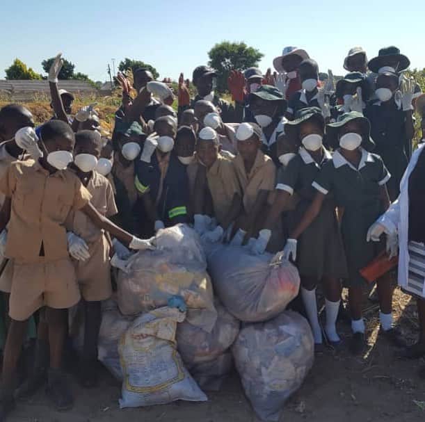 カースティ・コベントリーのインスタグラム：「#Volunteering to uplift our communities is an active way of helping build our country. Thank you to these amazing schoolchildren in Bulawayo. Keep it up 🥇🥇」
