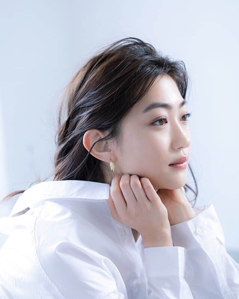 のインスタグラム：「みなさんは、どんな週末を過ごされましたか？🌿 外で遊ぶことが多くなるこの季節、気になってくるのは、紫外線によるダメージ。今発売中のOggi5月号では30歳から使うべき美白コスメをたっぷりご紹介！ 正しい美白ケア&UVケアで、美肌を目指しましょう☺️ #雑誌Oggi #美白 #uv #コスメ #美白コスメ #uvケア #beauty #skincare #white #cosmetics #beautysecret #model #mood #japan #face #beautyful #woman」