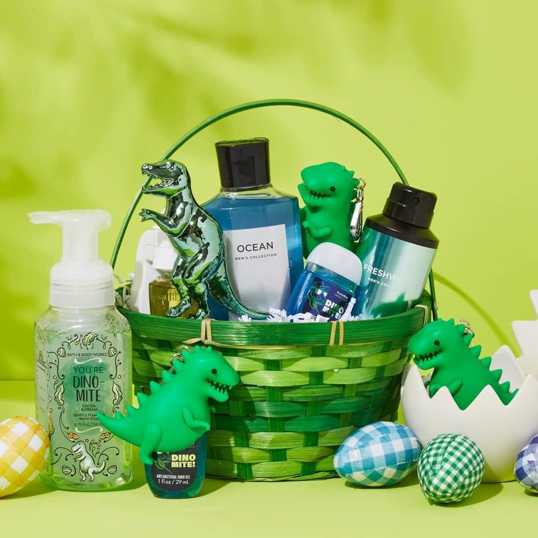 Bath & Body Worksさんのインスタグラム写真 - (Bath & Body WorksInstagram)「You're never too old for Easter baskets (or dinosaurs). Tag someone who would 💚 this DINO-mite gift! 🦖」4月8日 0時00分 - bathandbodyworks