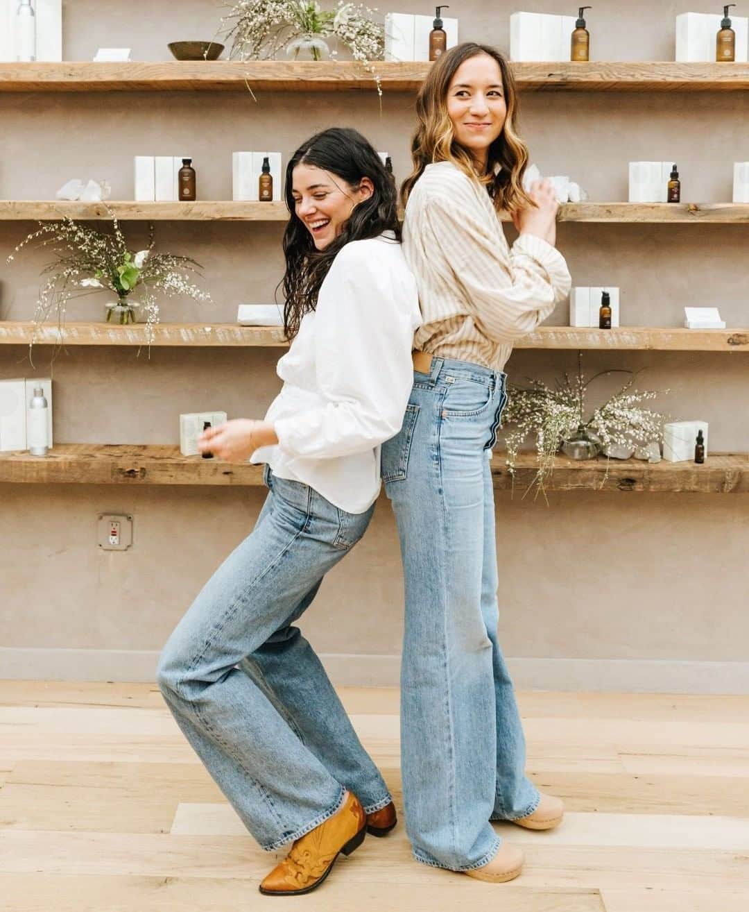 さんのインスタグラム写真 - (Instagram)「The Annina, your new favorite pair of jeans, worn here by two of our favorites – @jessicareikocamacho & @_betsysimon.」4月8日 0時01分 - citizensofhumanity