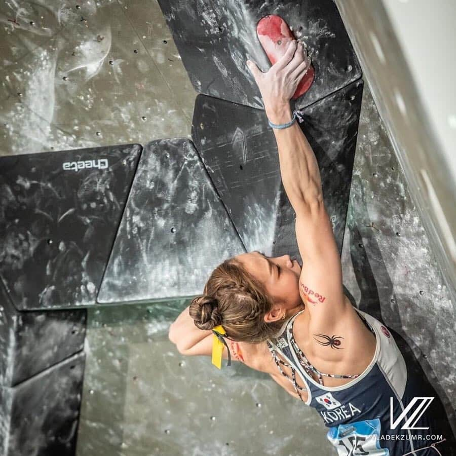 キム・ジャインさんのインスタグラム写真 - (キム・ジャインInstagram)「The first bouldering world cup of this season was in Meiringen. It wasn’t the best competition for me, but at least I have a feeling that I will be better and have more fun for the upcoming ones! I am headed to Moscow for the next competition!! 😊🇷🇺🇷🇺🇷🇺 - #스파이더 @spyder_korea #spyderlimitless  #LG전자 @lgelectronics_kr  #redbull @redbull #givesyouwings #뉴스킨 @nuskin.korea.official  #lasportiva @lasportivagram  #discoveryclimbinghold @discovery_icn  #하늘병원 #하늘스포츠의학크리닉 - 📸 @vladek_zumr  @gianlusti @sasol_climber 🙏🏻」4月8日 0時04分 - allezjain