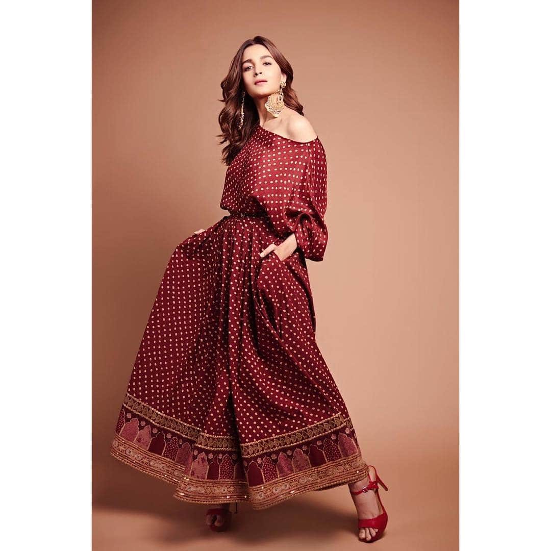 アリア・バットのインスタグラム：「Straight off the runway.. 💃」