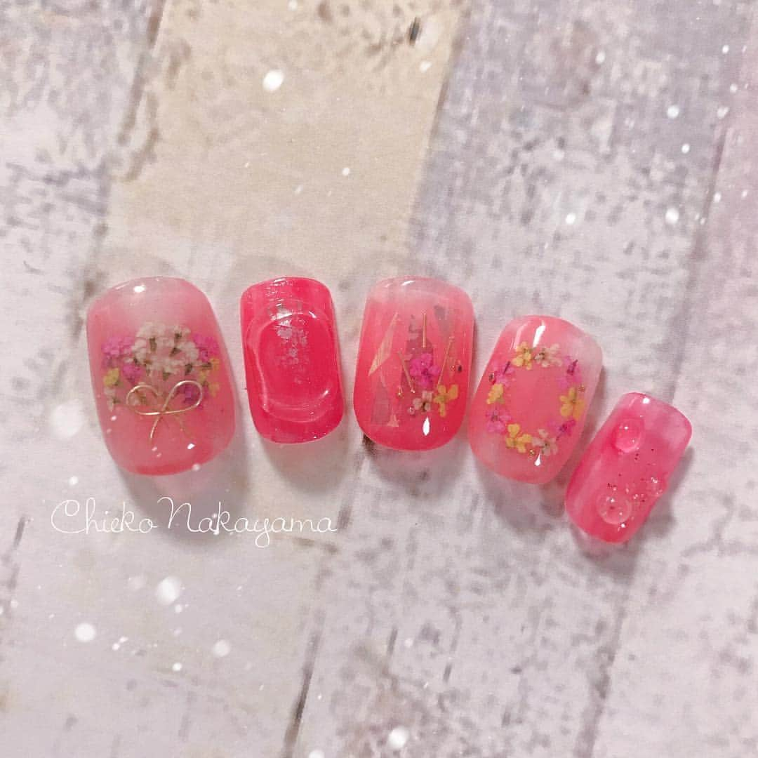 なかやまちえこさんのインスタグラム写真 - (なかやまちえこInstagram)「PREGEL 3/23発売の新色ネイル💅 ⠀ 新色⠀ s191さくらんぼのコンポート⠀ s192シンガポールサンセット⠀⠀ ⠀ PREXY転写ホイル、ラメ、オーロラシート、ワイヤー、押し花、スカルプ&トップ、ミキシングクリア⠀ ミューズ G421ファンタジーシャイン ⠀ #nail #nails #nailart #ネイル #美甲 #ネイルアート  #clou #nagel #ongle #ongles #unghia #japanesenailart #manucure #네일 #젤네일 #네일아트 #네일리스트 #japanesenails #manicurist #gelnails #ニュアンスネイル #押し花ネイル #フラワーネイル #Flowernails @pregelofficial @kimagure_cat_whim @prexyofficial」4月8日 0時11分 - chiekonakayama