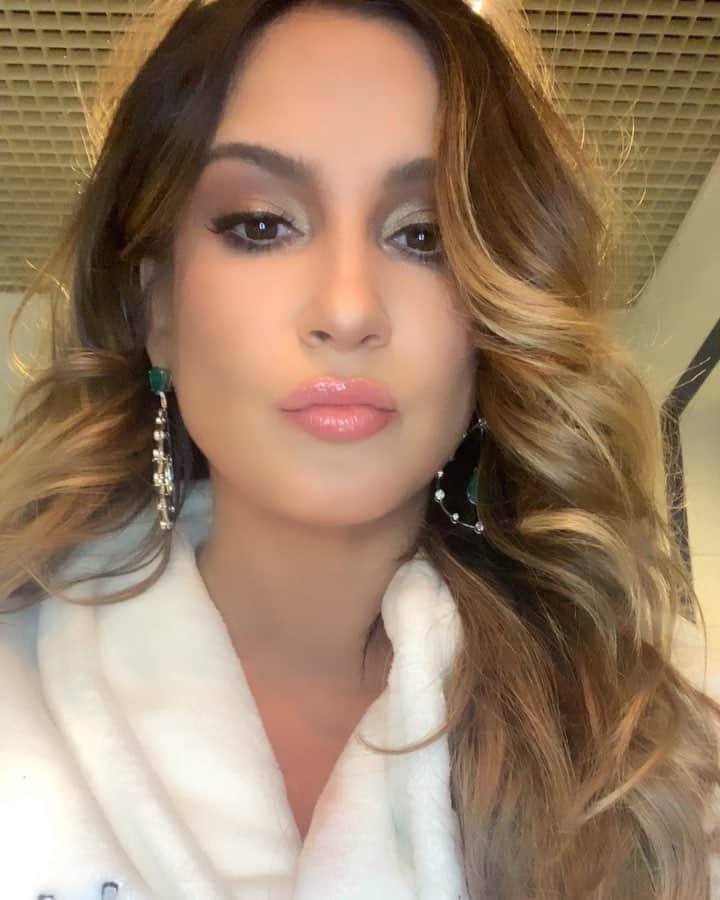 Claudia Leitteのインスタグラム：「Cabelo ok Make ok @marcosproencaoficial 🥰🥰🥰🥰🥰 Bota na Globo, #TheVoiceKids vai começar!!!!!」