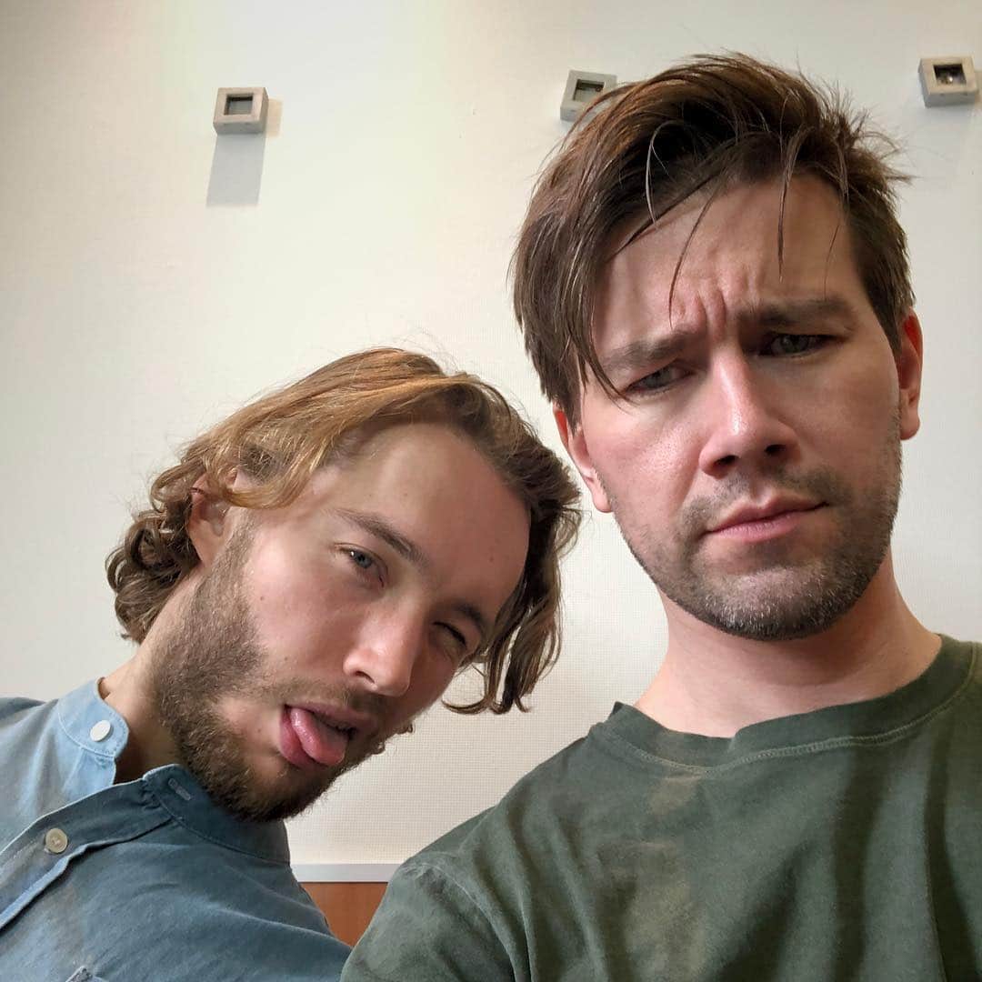 トーランス・クームスのインスタグラム：「Just a coupla guys doing guy things @tobyregbo」