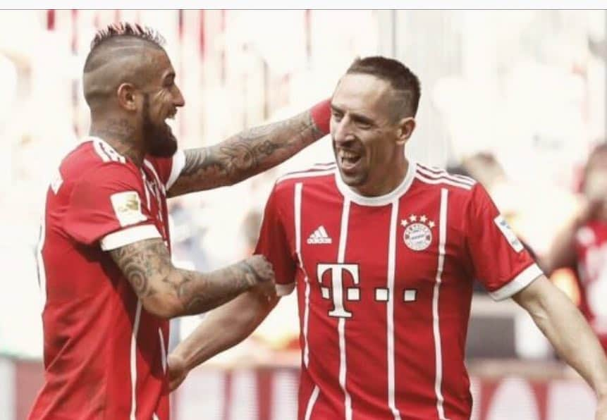 アルトゥーロ・ビダルさんのインスタグラム写真 - (アルトゥーロ・ビダルInstagram)「Feliz cumpleaños hermanito @franckribery7 Te quiero mucho Leyenda ❤️🎂🎂🎂🎂🎊🎉🎁 Bendiciones para ti y tu familia!🙏🏼❤️」4月8日 0時23分 - kingarturo23oficial