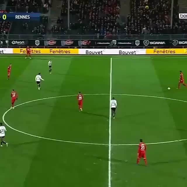ハテム・ベン・アルファのインスタグラム：「L art du dribble c est l art de danser aussi 😀」