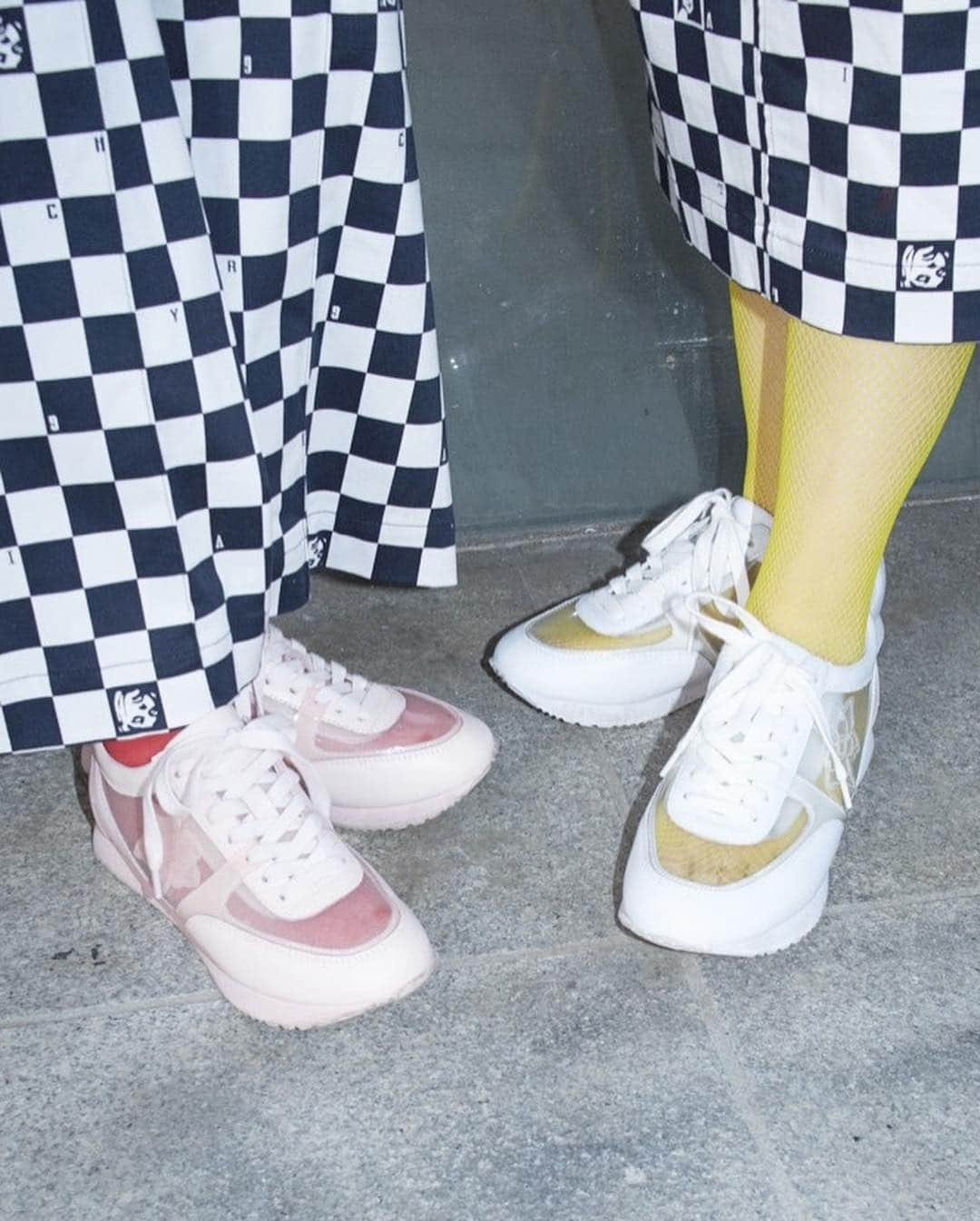 AYAさんのインスタグラム写真 - (AYAInstagram)「wearing matching sneaker style💕 To be ourselves with colorful style🌈✨🌹⛱🌐 スニーカースタイルも2人でお揃い！ カラフルなスタイルで私達らしく🌸 #furlasneakers #thefurlasociety @furla」4月8日 0時26分 - ayaxxamiaya