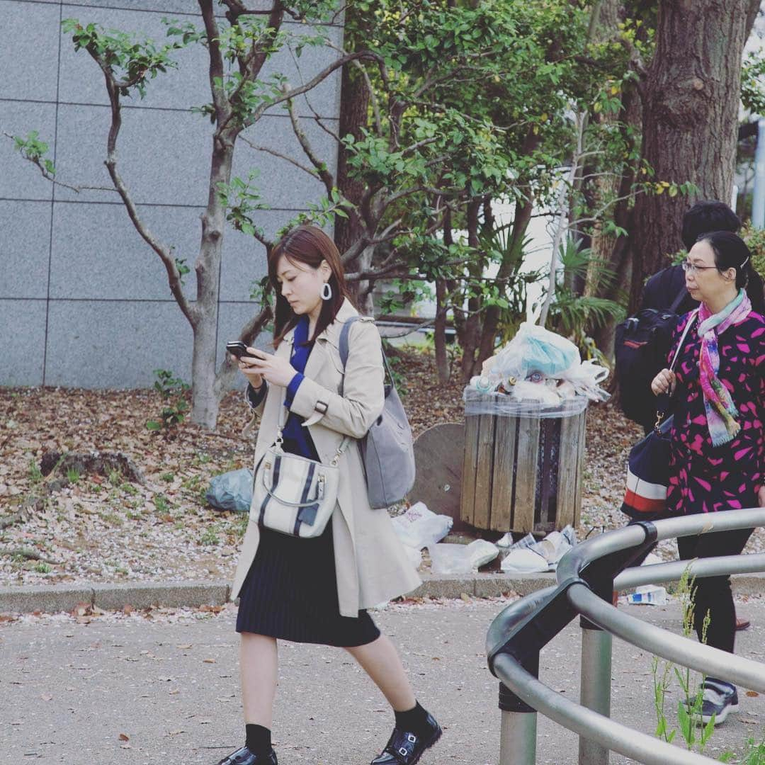 宮脇静香さんのインスタグラム写真 - (宮脇静香Instagram)「お花見をしてるきゃおなっちさっちゃんヒロシちゃんに会いに少し寄り道したわたし🌸 仕事のメールに集中しすぎて盗撮されてること全く気付かなかった笑 顔、、笑  #ダメ歩きスマホ #花見客とのギャップ #会えてよかった #一気に地元感 #久々の登場」4月8日 0時29分 - shizukaaa8