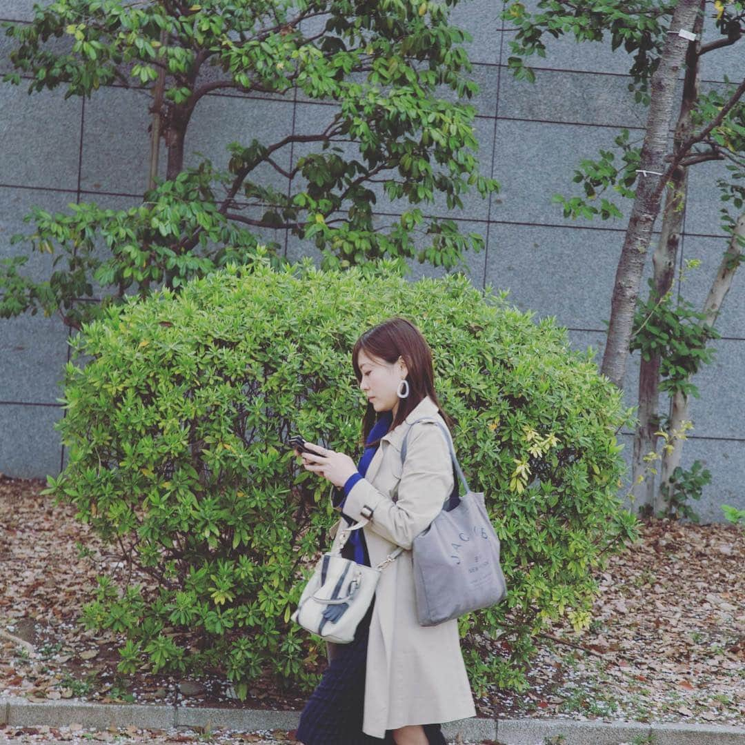 宮脇静香さんのインスタグラム写真 - (宮脇静香Instagram)「お花見をしてるきゃおなっちさっちゃんヒロシちゃんに会いに少し寄り道したわたし🌸 仕事のメールに集中しすぎて盗撮されてること全く気付かなかった笑 顔、、笑  #ダメ歩きスマホ #花見客とのギャップ #会えてよかった #一気に地元感 #久々の登場」4月8日 0時29分 - shizukaaa8