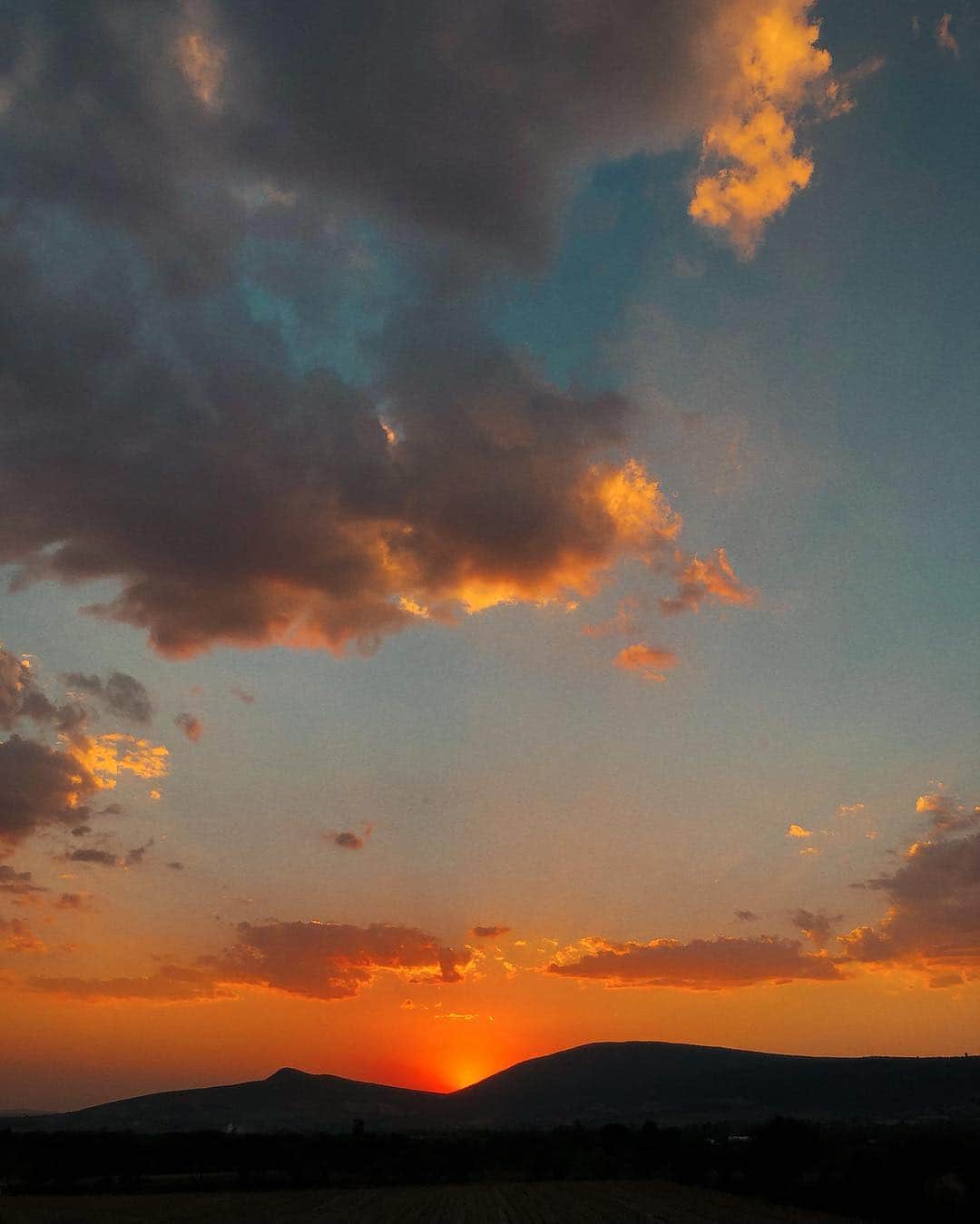 アンディー・トレスさんのインスタグラム写真 - (アンディー・トレスInstagram)「Thank you for this sunset 🙏🏼 #mexico」4月8日 6時00分 - stylescrapbook