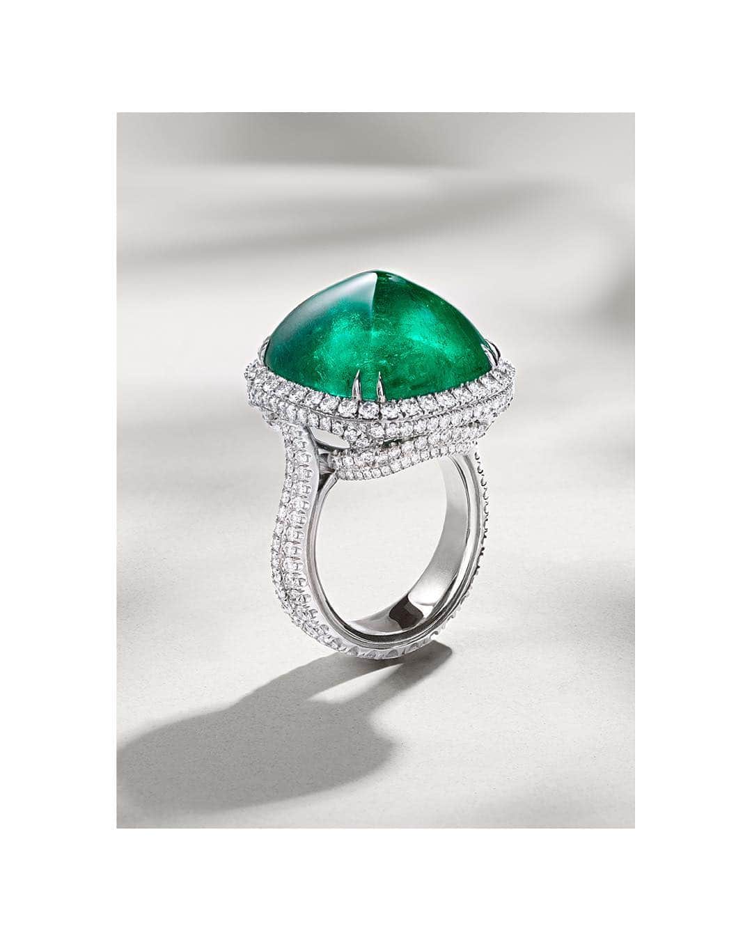 デビッドヤーマンのインスタグラム：「Natural artistry. • Sourced from the Yurman family’s private collection of gemstones, an exquisite emerald from the Muzo mine in Colombia becomes a one-of-a-kind work of art. Its sugarloaf cabochon shape showcases a “garden” of rich color and mysterious light inside the 24.56-carat stone, while elevating the emerald above a gallery of pavé diamonds. • #DavidYurman #emerald #HighJewelry #DYHighJewelry」