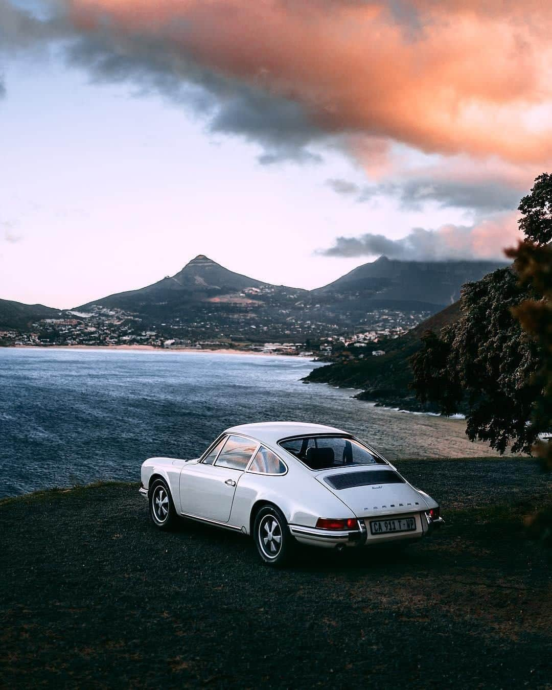 Porscheさんのインスタグラム写真 - (PorscheInstagram)「Paradise found. #PorscheMoment #TimelessMachine #Porsche #911T #Porsche911 (📸: @stephan_bauer feat. @type7)」4月8日 6時02分 - porsche