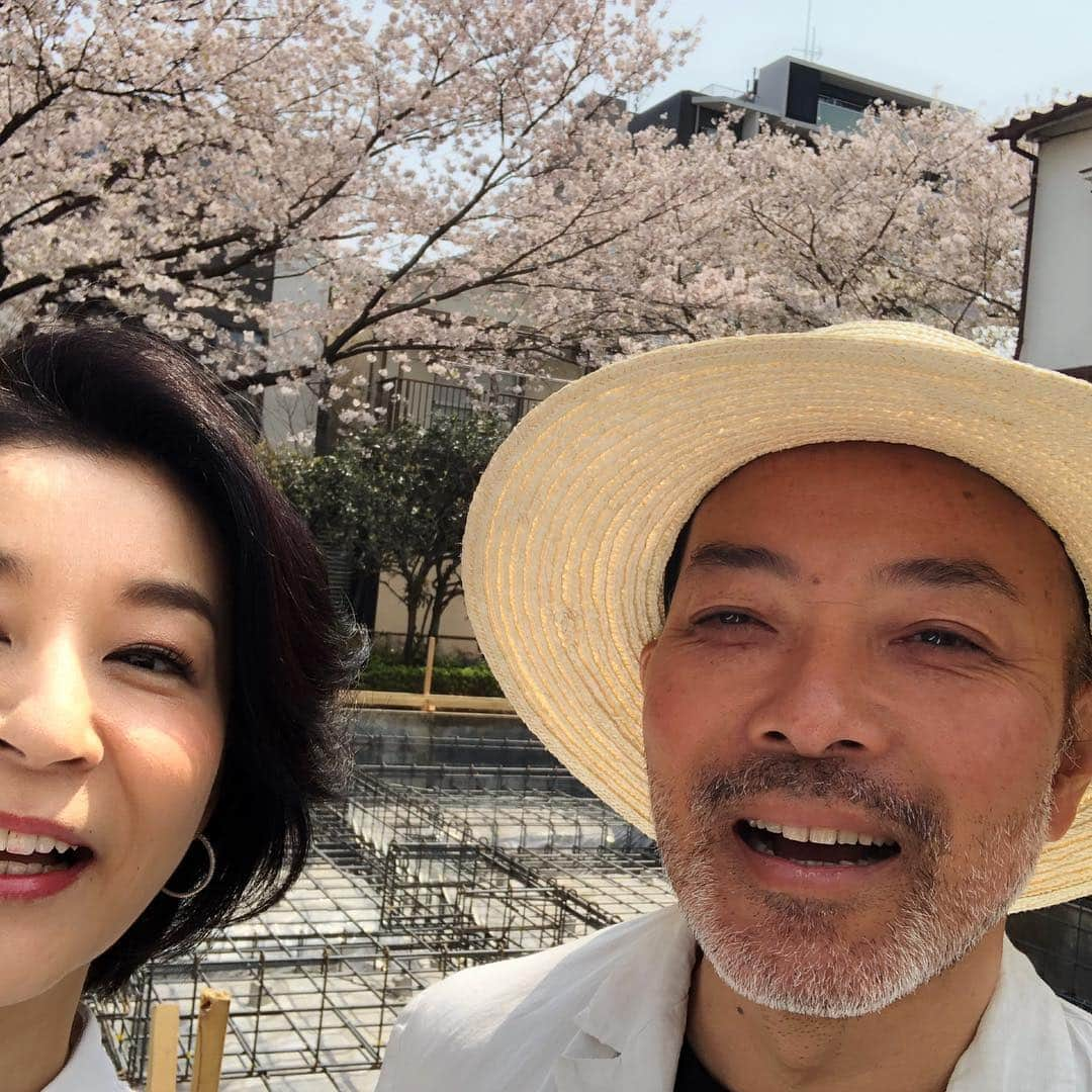 高嶋ちさ子さんのインスタグラム写真 - (高嶋ちさ子Instagram)「朝から撮影の合間に古澤さんとお花見🌸 からのリハーサル からのテレビ収録。 4月から始まる新番組。笑い過ぎて顎外れた。 差し入れも頂きました。 また太るな。 9時から23時までみっちり働いたよ。」4月8日 0時34分 - chisakotakashima