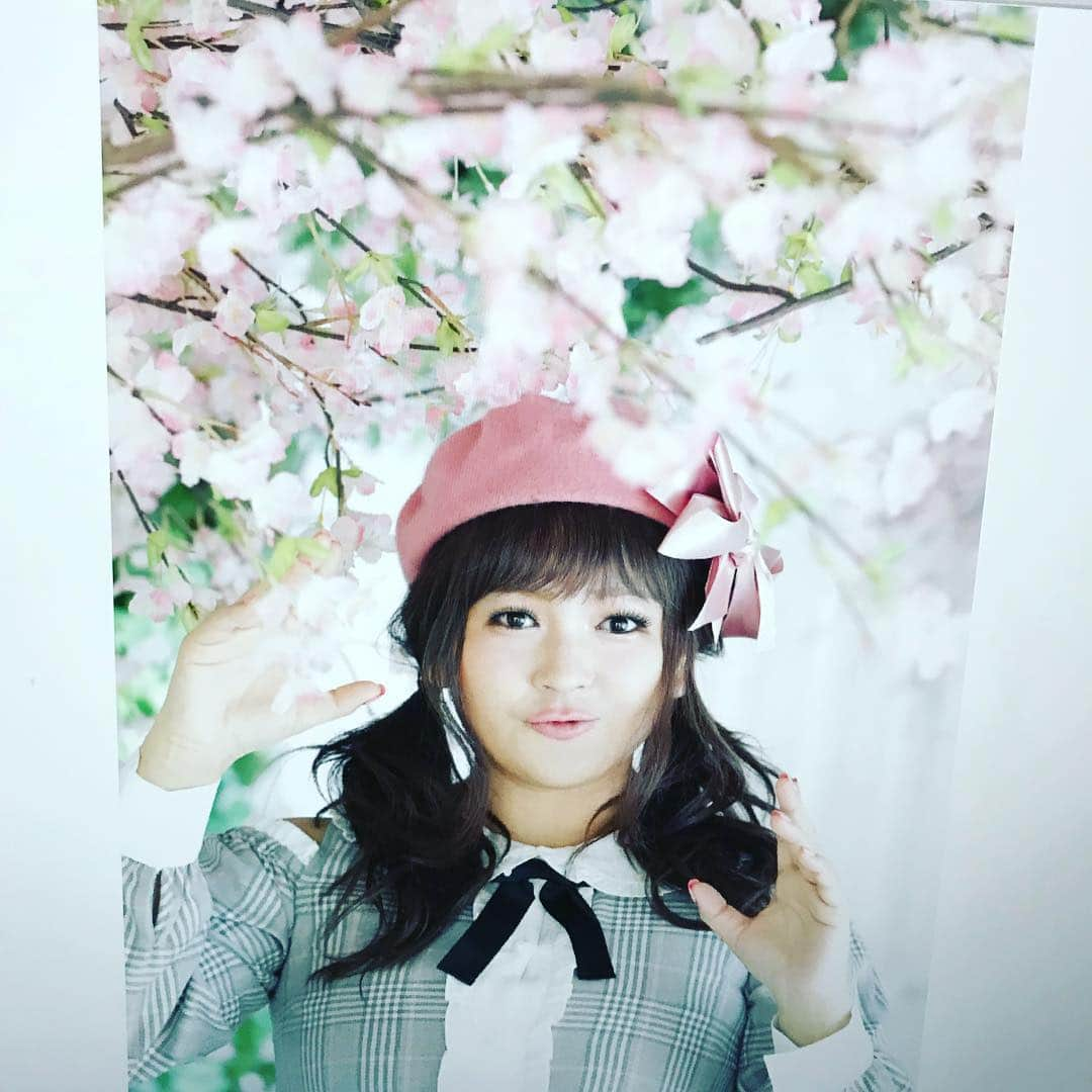 はらさんのインスタグラム写真 - (はらInstagram)「🌸 🌸 動物たちは繁殖期だね🌸 🌸 🌸 #ロンハー #奇跡の一枚 #表情が硬い #手品〜にゃっ🐾 #とやると顔が緩くなるらしい #手品〜にゃで連写した時の📸」4月8日 0時34分 - univershara