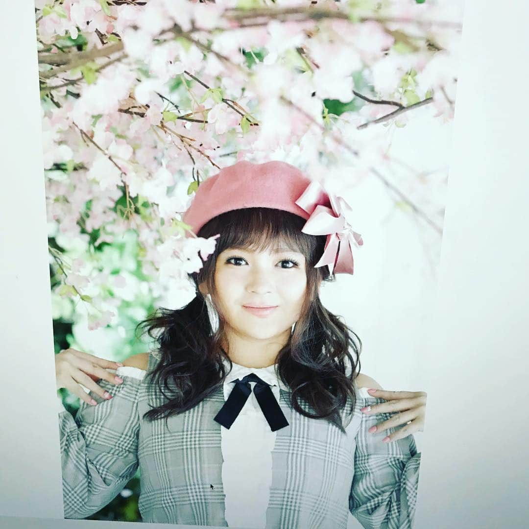 はらさんのインスタグラム写真 - (はらInstagram)「🌸 🌸 動物たちは繁殖期だね🌸 🌸 🌸 #ロンハー #奇跡の一枚 #表情が硬い #手品〜にゃっ🐾 #とやると顔が緩くなるらしい #手品〜にゃで連写した時の📸」4月8日 0時34分 - univershara