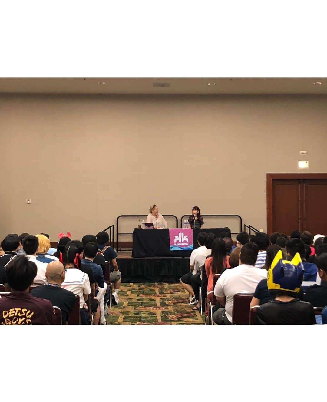 平野綾さんのインスタグラム写真 - (平野綾Instagram)「Autograph session and Q&A panel✨﻿ Thank you for coming😊﻿ ﻿ Tomorrow is the last day of KawaiiKon!﻿ I'll have 4 events.﻿ ﻿ 12:15〜13:15 Q&A panel﻿ 13:45〜14:45 Autograph session﻿ 17:00〜18:00 LIVE←★﻿ 18:00〜19:00 Closing ceremony﻿ ﻿ ﻿ You better come tomorrow!﻿ Don't miss it💫﻿ ﻿ ﻿ ﻿ #kawaiikon #kawaiikon2019  #hawaii #hawaii #honolulu﻿ #autographssesion #qandapanel #live﻿ #ayahirano #平野綾」4月8日 0時35分 - a_ya.hirano