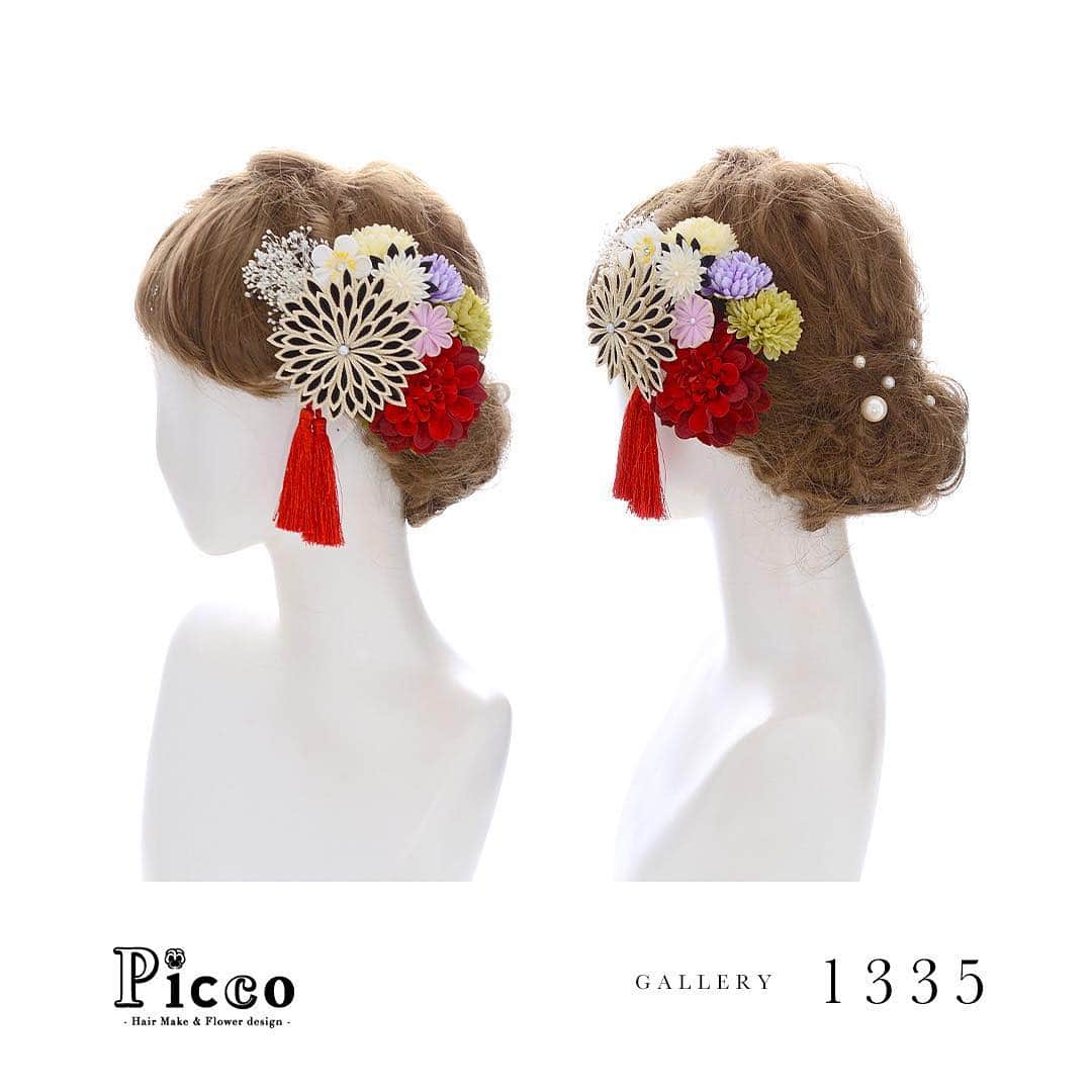 髪飾りの『Picco（ピッコ）』さんのインスタグラム写真 - (髪飾りの『Picco（ピッコ）』Instagram)「🌸 Gallery 1335 🌸﻿ ﻿ 【 #成人式　#髪飾り 】﻿ ﻿  #Picco #オーダーメイド髪飾り #振袖ヘア #成人式ヘア﻿  上品な件つまみ細工の飾りと鮮やかな赤のダリアをメインに、振袖柄からセレクトしたカラーのマムで盛り付けました💚💜❤️ 耳元には2房タッセルを添えた、豪華な和スタイルに仕上げました😍💕﻿ ﻿ ﻿ #つまみ細工 #剣つまみ #タッセル #豪華 #成人式髪型﻿ ﻿ デザイナー @mkmk1109﻿ ﻿ ﻿ ﻿ #アーティフィシャルフラワー #ヘアアクセサリー #花飾り #造花　﻿ #ちりめん細工 #上品 #前撮り ﻿ #卒業式 #かすみ草 #成人式前撮り #卒業式ヘア #袴ヘア ﻿ #ヘアスタイル　#ヘアアレンジ　#二十歳 #振袖　#👘 #袴 #着物」4月8日 0時36分 - picco.flower