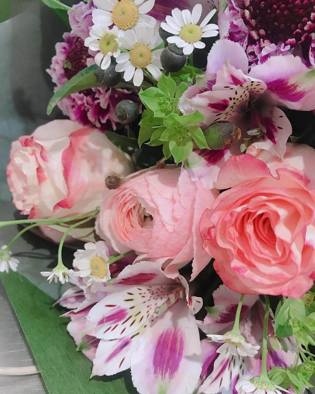 金子エミさんのインスタグラム写真 - (金子エミInstagram)「お花って本当にキレイだよね💐💐💐」4月8日 0時49分 - emikaneko1114