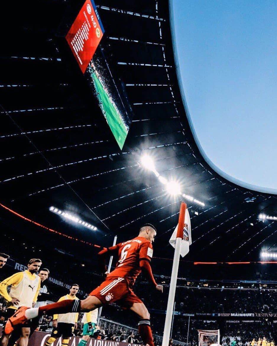 ティアゴ・アルカンタラのインスタグラム：「Each moment is all we need, not more ⚽️」
