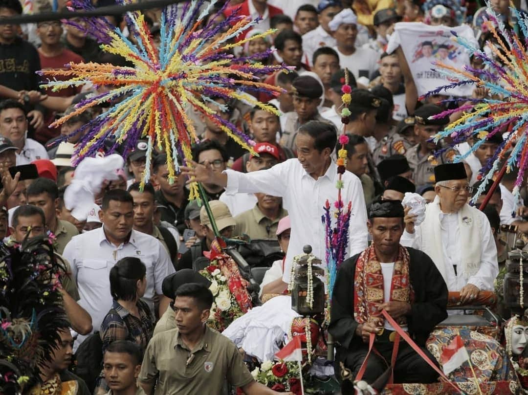 エリック・トヒルさんのインスタグラム写真 - (エリック・トヒルInstagram)「Hari ini Karnaval Indonesia 01 di Kota Tangerang dipenuhi ribuan pendukung paslon 01. Kita merayakan pesta demokrasi ini dengan kegembiraan dan kerukunan.  #KarnavalIndonesia01 #01IndonesiaMaju #01OptimisIndonesiaMaju #JokowiLagi」4月8日 0時44分 - erickthohir