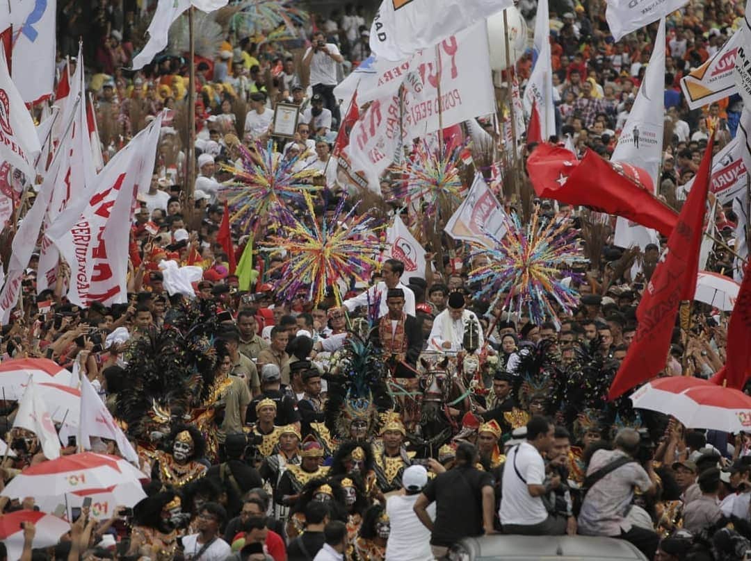 エリック・トヒルさんのインスタグラム写真 - (エリック・トヒルInstagram)「Hari ini Karnaval Indonesia 01 di Kota Tangerang dipenuhi ribuan pendukung paslon 01. Kita merayakan pesta demokrasi ini dengan kegembiraan dan kerukunan.  #KarnavalIndonesia01 #01IndonesiaMaju #01OptimisIndonesiaMaju #JokowiLagi」4月8日 0時44分 - erickthohir