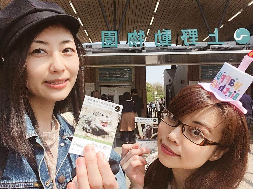 大湯みほさんのインスタグラム写真 - (大湯みほInstagram)「……… 初シャーン✨🐼🌸 記念すべき、前田ゆりか🎈生誕祭 4/7 ということで… 本人の希望通り✨シャンシャン✨に会いに上野動物園へ…！！ ・ 念願のシャンシャンは🐼お尻ぷりぷりっ✨と一瞬でしたが…ゾウが鼻としっぽを繋いでくるくる回ってみせてくれたり…🌸屋台のおじさんがたまたま、ゆりかちゃんと同じ誕生日だったり🎂なんか、春らんまんの中心あたたまる記念日になりました！！そして、この後…😂笑 ・ #birthday #friend #special #panda #シャンシャン #上野動物園 #🐼 #surprise #wow #😳 #start #zoo #ueno #uenopark  #cherryblossom #festival #memorial #precious #memory #happybirthday」4月8日 0時58分 - nukazukemiho0320