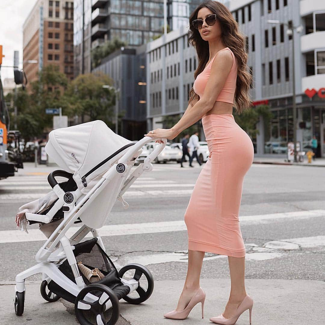 サラ・ステージさんのインスタグラム写真 - (サラ・ステージInstagram)「#momlife  @prettylittlething」4月8日 0時51分 - sarahstage