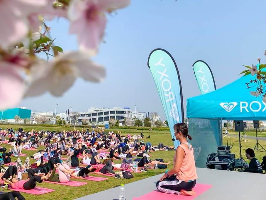 吉田夏海さんのインスタグラム写真 - (吉田夏海Instagram)「今日はサクラヨガでした🌸🌸🌸 . 天気が良くて最高なYOGA日和になりました🤗 . 1000人のヨガ好きなみなさんと一緒にヨガができてとても楽しかったし素敵な経験をさせていただきました💓 . 普段からレッスンに来てくれてる生徒さんにも久しぶりに会えて嬉しかったなぁ💭🥺💓 . ゆかりさんのヨガはみんなが楽しくなるそして圧巻なパフォーマンスが流石すぎました✨✨✨ . 律子さんのヨガはみんなで繋がる1000人のパワーが一つになってとても大きなエネルギーへと変わる元気になるヨガでした✨✨✨ . そんな大先輩方と一緒にヨガをできたことも感謝感激です🙏🥺 . 今日はYOGA三昧で最高な1日でした🌸🌸🌸 . #sakurayoga  #roxyjapan  #roxy #yoga #parkyoga  #サクラヨガ  #ヨガ #パークヨガ」4月8日 0時53分 - natsumiiiiiiiiiii