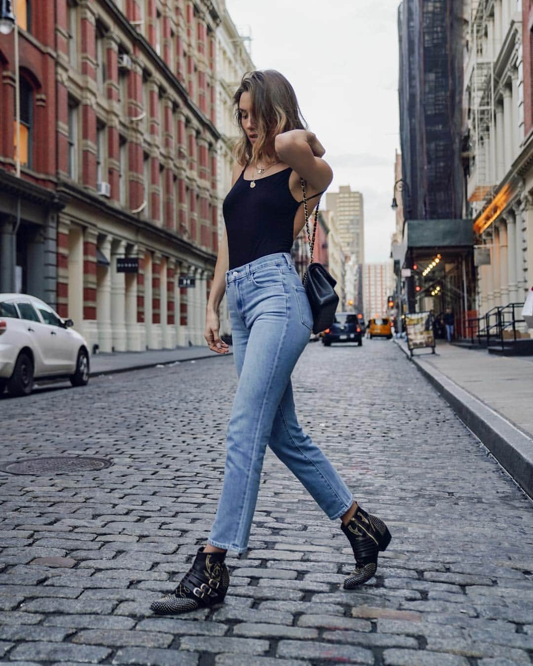 Jブランドさんのインスタグラム写真 - (JブランドInstagram)「These jeans were made for walking🚶‍♀️The #sustainable Jules uses our Real-Life “Rigid” technology for that authentic rigid look, but with ample stretch #inmyjbrand #eco #denim」4月8日 0時59分 - jbrandjeans