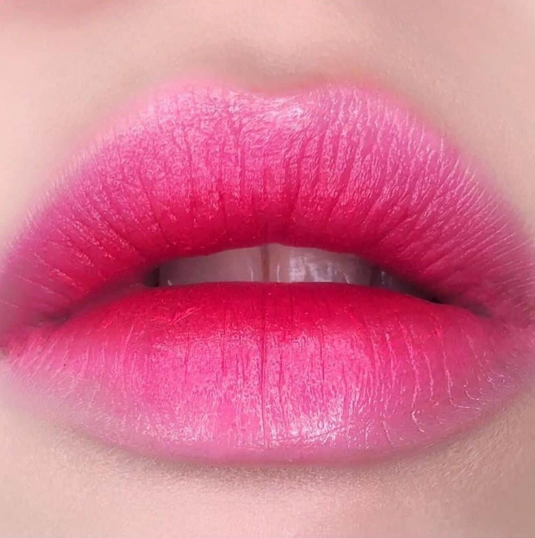 M•A•C Cosmetics Franceさんのインスタグラム写真 - (M•A•C Cosmetics FranceInstagram)「M·A·C - BOOM BOOM BLOOM🌸 Et si vous tentiez le rouge à lèvres "Hey Kiss Me !" de la collection Boom Boom Bloom ? Effet bonne mine garantie ! Avez-vous un secret vous aussi pour un effet bonne mine ? 😉🙌 Crédit photo : @bbrandonluk & @maccosmeticsrussia Teintes : « Hey, Kiss me ! » et « Tsk Tsk! »  #maccosmetics #maccosmeticsfrance  #lipstick #maclipstick #macpink #artistry」4月8日 1時00分 - maccosmeticsfrance