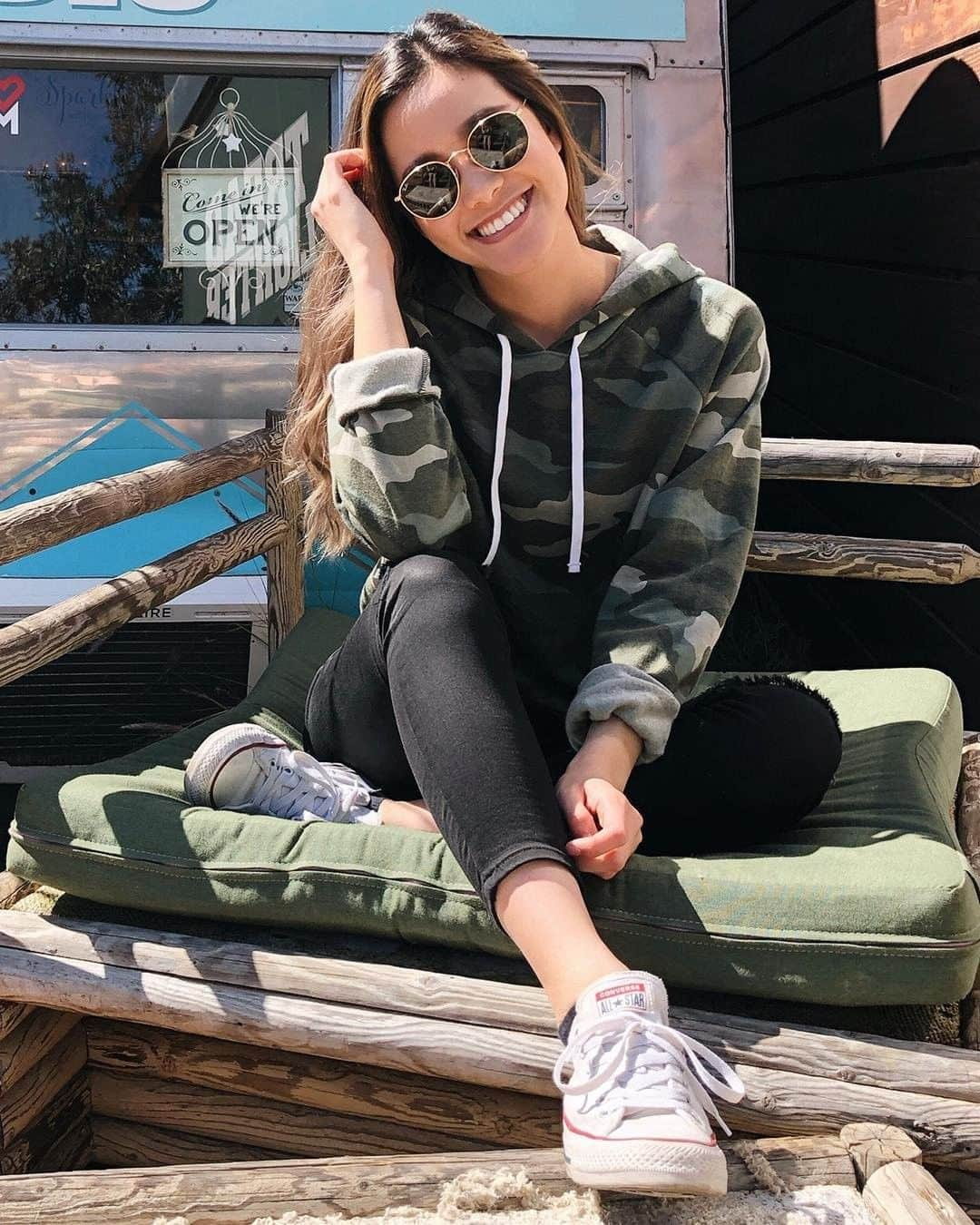 Victoria's Secret PINKさんのインスタグラム写真 - (Victoria's Secret PINKInstagram)「Oh, just blending in with the scenery 💚🖤💚🖤! #PINKOOTD」4月8日 1時00分 - vspink