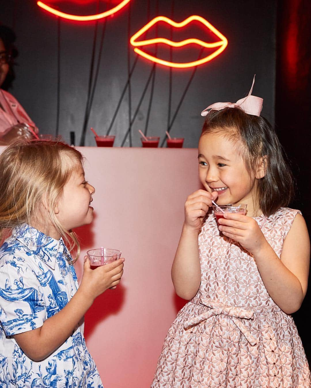 オスカーデラレンタさんのインスタグラム写真 - (オスカーデラレンタInstagram)「In full bloom. Highlights from our Spring 2019 childrenswear event at @ColorFactoryCo in partnership with @Farfetch. Event planning and design by @nicolecataffo.」4月8日 1時15分 - oscardelarenta