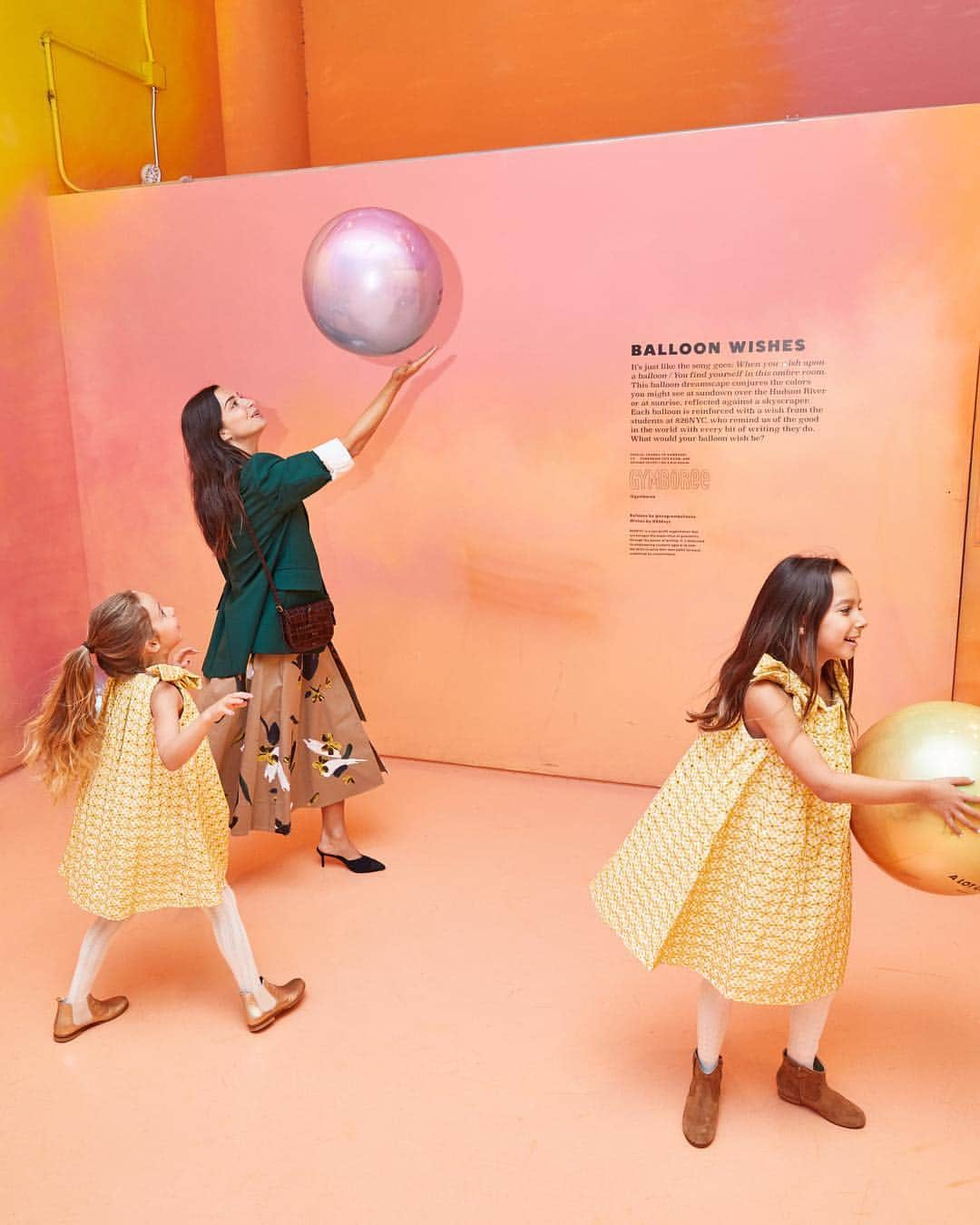 オスカーデラレンタさんのインスタグラム写真 - (オスカーデラレンタInstagram)「In full bloom. Highlights from our Spring 2019 childrenswear event at @ColorFactoryCo in partnership with @Farfetch. Event planning and design by @nicolecataffo.」4月8日 1時15分 - oscardelarenta