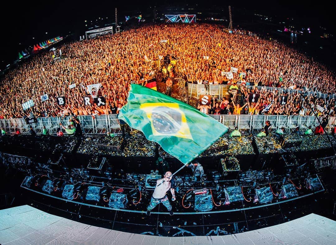 スティーヴ・アオキさんのインスタグラム写真 - (スティーヴ・アオキInstagram)「Wooooow!!! Obrigado obrigado obrigado Brasil!!!! I love you!!! 🇧🇷🔥🇧🇷🔥🇧🇷🔥🇧🇷 @lollapaloozabr」4月8日 1時07分 - steveaoki