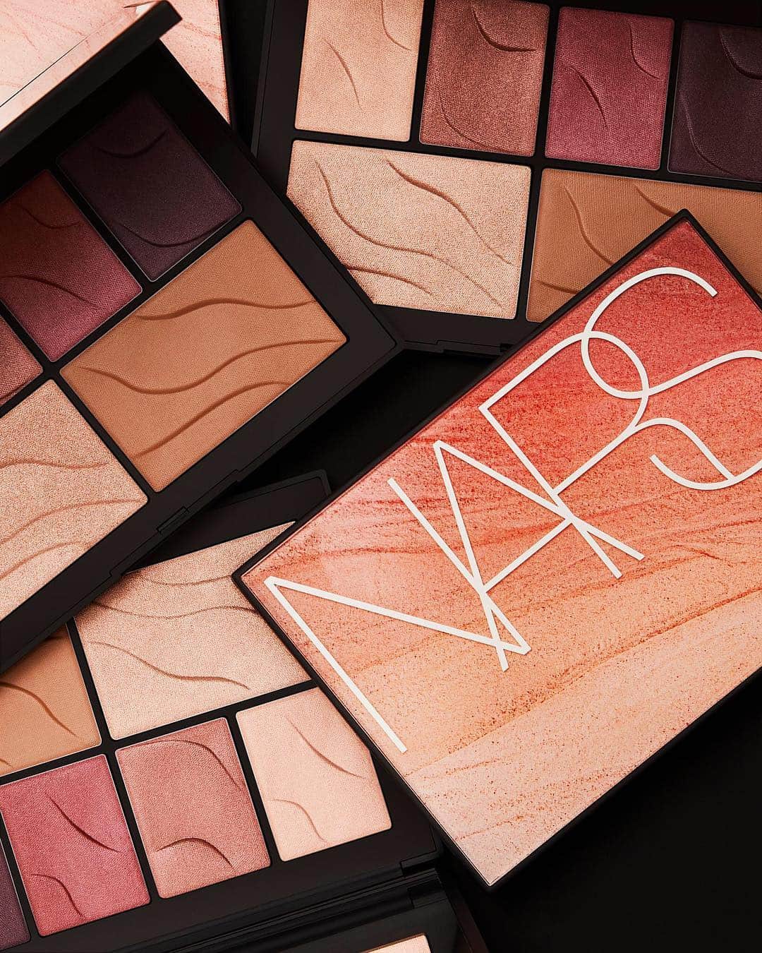 NARSさんのインスタグラム写真 - (NARSInstagram)「Do you feel it? The heat is rising. Limited edition Hot Nights Face Palette.」4月8日 1時08分 - narsissist
