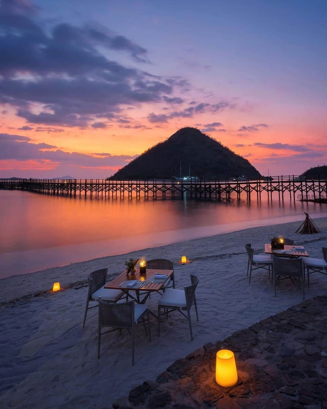 BEAUTIFUL HOTELSさんのインスタグラム写真 - (BEAUTIFUL HOTELSInstagram)「Dining seaside at sunset? Yes, please! Tag who you'd bring to AYANA Komodo Resort for a beach BBQ. (📷 : @sassychris1 📍: AYANA Komodo Resort, Waecicu Beach)」4月8日 1時08分 - beautifulhotels