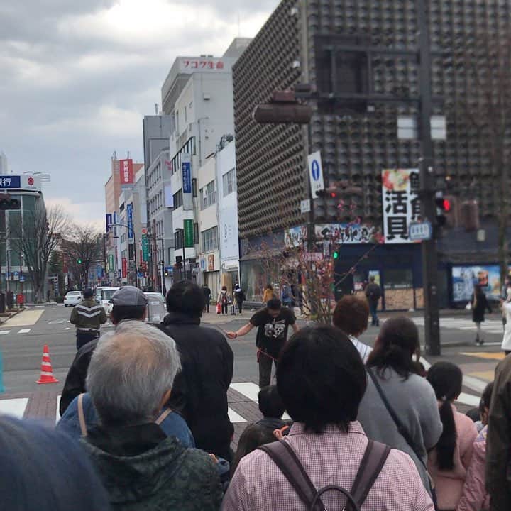 歌川菜穂のインスタグラム：「日本の風に背中押されて #ただちゃんとたじーのお忍びデート #大道芸お見事でした」
