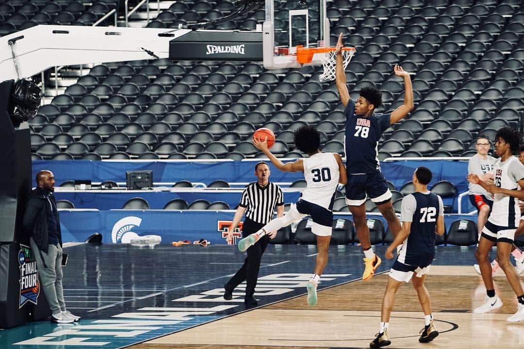 USA Basketballさんのインスタグラム写真 - (USA BasketballInstagram)「The USA Men’s Jr. National Team Class of 2020 practicing on the Final Four floor this morning at U.S. Bank Stadium 👍🏼」4月8日 1時17分 - usabasketball