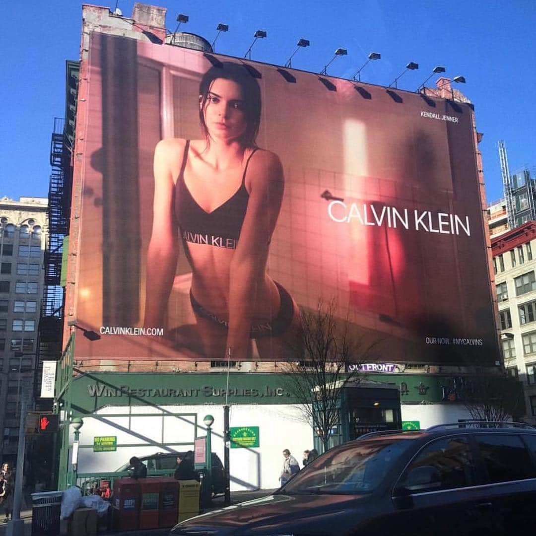 クリス・ジェンナーさんのインスタグラム写真 - (クリス・ジェンナーInstagram)「❤️❤️ I see you, Kenny! @calvinklein  #proudmama #repost @kendalljenner Soho NYC @calvinklein」4月8日 1時19分 - krisjenner