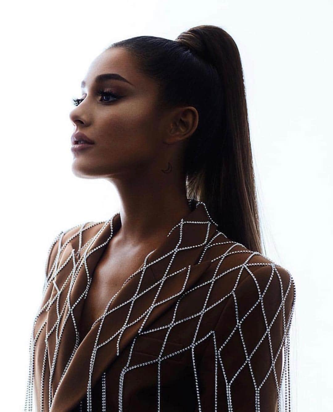 barneysnyofficialさんのインスタグラム写真 - (barneysnyofficialInstagram)「#ISPYBNY: @ArianaGrande in a head-turning AREA silhouette. Shop the embellished blazer now on Barneys.com. Photographed by @millermobley」4月8日 1時19分 - barneysny