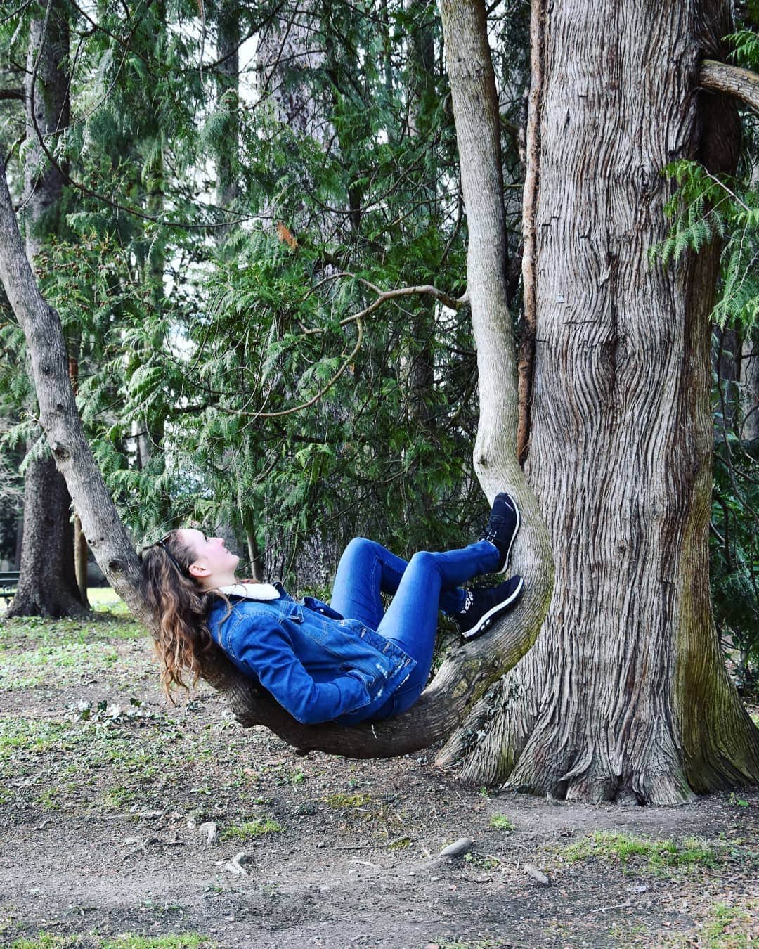 ハンナ・シューベルトのインスタグラム：「Just hanging around🌳🛌#springtime #nature 📸: @katharinaxbianca」
