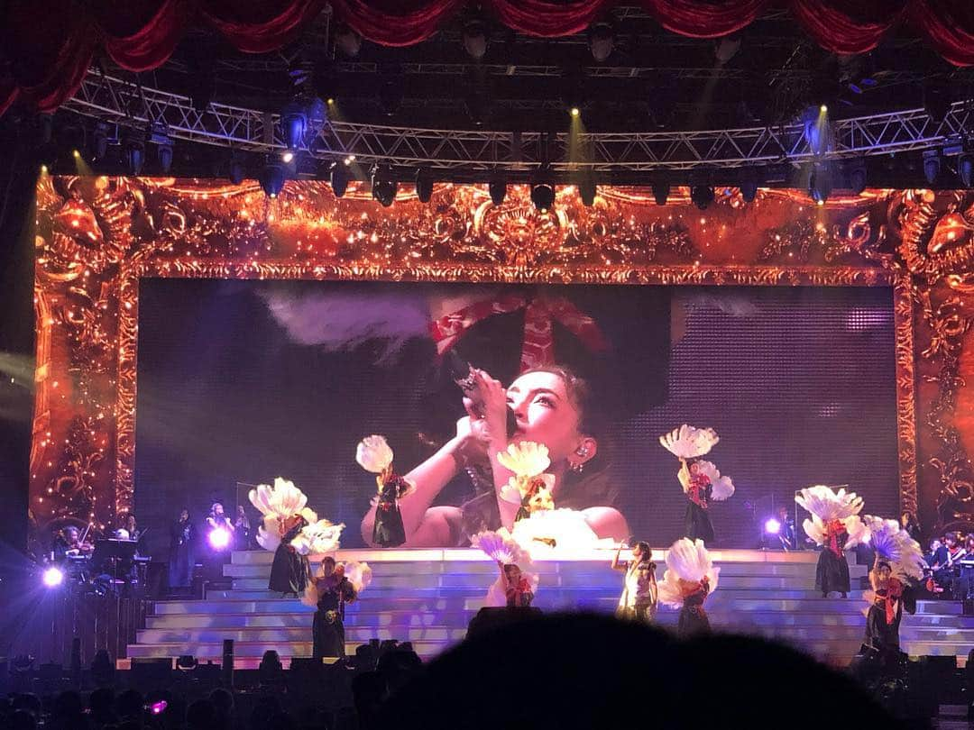 坂井雪乃さんのインスタグラム写真 - (坂井雪乃Instagram)「ayumi hamasaki 21st anniversary -POWER of A^3-に参戦してきました💋❤️❤️ . あゆ様の歌声も最高でダンサーの皆さんのパフォーマンスも圧巻の一言に尽きました👏✨✨✨ 記念すべき2日間限定のライブでステージ真ん前の最高のお席で大迫力すぎて幸せでした😭🙏💖 未だに余韻が冷めなくて夢に出てきてほしいくらい🥰💭 . 本物を観て聞いて本物を知る。 本物に囲まれることができる環境に感謝です✨ . 私のドンピシャの青春🌈💛 #浜崎あゆみ #hamasakiayumi  #ayumihamasaki21stanniversarypowerofa  #ライブ #感謝 #美脚トレーナー 🤸‍♀️👠💖✨」4月8日 1時25分 - yukino_sakai