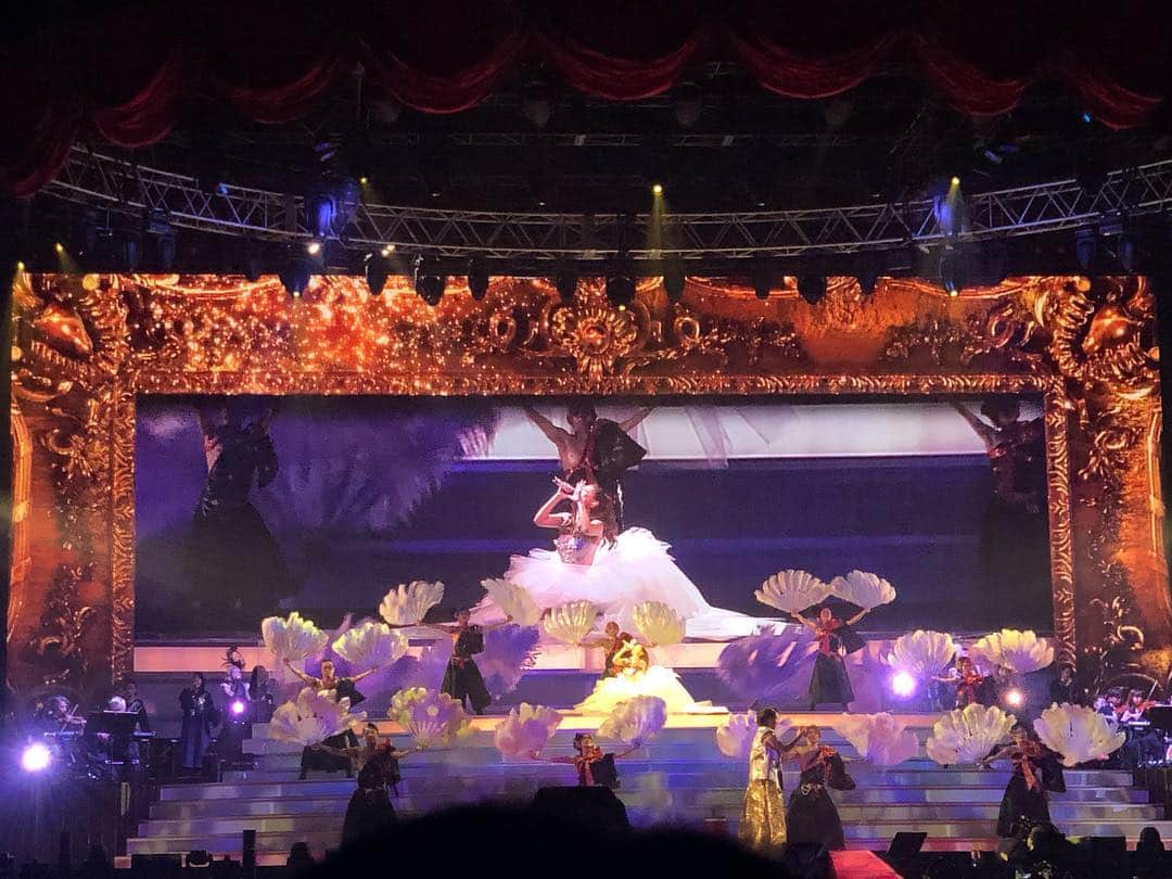 坂井雪乃さんのインスタグラム写真 - (坂井雪乃Instagram)「ayumi hamasaki 21st anniversary -POWER of A^3-に参戦してきました💋❤️❤️ . あゆ様の歌声も最高でダンサーの皆さんのパフォーマンスも圧巻の一言に尽きました👏✨✨✨ 記念すべき2日間限定のライブでステージ真ん前の最高のお席で大迫力すぎて幸せでした😭🙏💖 未だに余韻が冷めなくて夢に出てきてほしいくらい🥰💭 . 本物を観て聞いて本物を知る。 本物に囲まれることができる環境に感謝です✨ . 私のドンピシャの青春🌈💛 #浜崎あゆみ #hamasakiayumi  #ayumihamasaki21stanniversarypowerofa  #ライブ #感謝 #美脚トレーナー 🤸‍♀️👠💖✨」4月8日 1時25分 - yukino_sakai