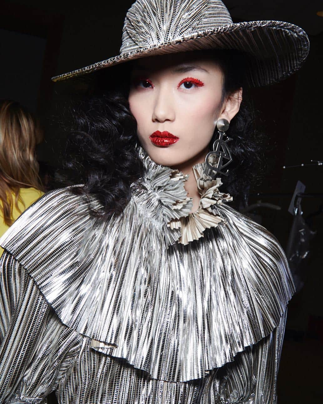 ロダルテさんのインスタグラム写真 - (ロダルテInstagram)「@liangxiangqing backstage at the FW19 show (ph: @gregbackstage). #rodarte」4月8日 1時28分 - rodarte