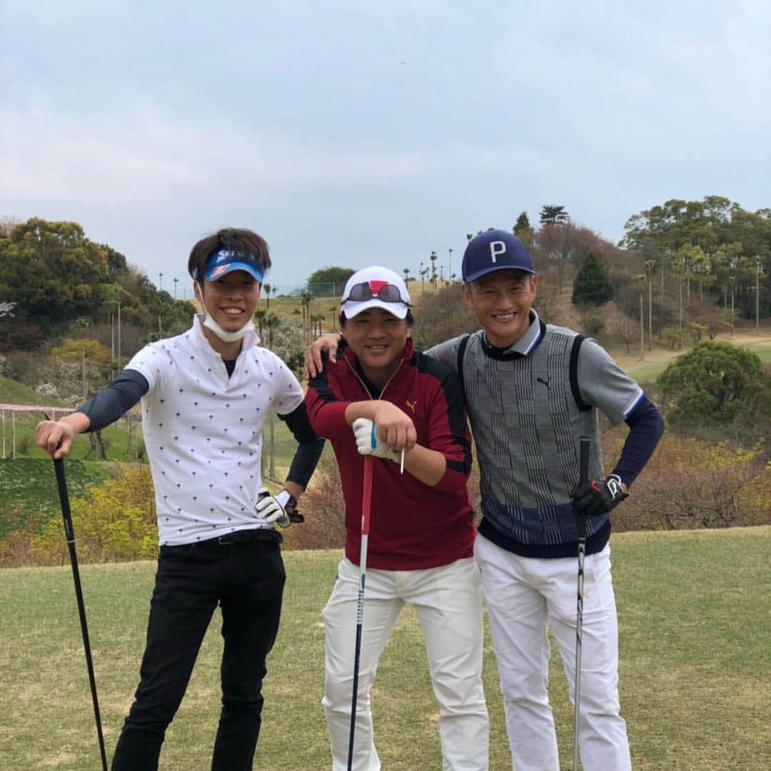 播戸竜二さんのインスタグラム写真 - (播戸竜二Instagram)「『奥道後ゴルフクラブ』 ・ ゴルフ楽しい⛳️🏌️‍♂️ ・ 今回は前の沖縄ラウンドよりも、ドライバーがいい感じになってきた！ ・ 練習は出来てないけど、楽しむ事が1播👍 ・ 125くらいでした！ ・ 少しずつ上手くなればいいかな☺️ ・ 沖縄と違い、芝生の感覚やグリーンが全然違ってビックリ！ ・ 少しずついろいろな場所で出来ればと思います！ ・ ゆっくり楽しく、歳を重ねてもできるスポーツなので、少しずつ少しずつやっていきます！ ・ ラウンドの後は道後温泉♨️ ・ ええ感じの温泉で、疲れがぶっ飛びました！ ・ 夜ゴハンは、たまたま堤啓士郎に遭遇！愛媛のオレンジバイキングスでプレーしています🏀 ・ 今度、応援に行こう！ ・ 愛媛、松山は最高でした！ ・ ・ #ゴルフ #golf  #プーマ #puma #播戸竜二 #奥道後ゴルフクラブ  #キャディーは八木ちゃん #しらす丼 #道後温泉 #マドンナはいない #温泉 #堤啓士朗  #bleague #愛媛オレンジバイキングス  #愛媛最高」4月8日 1時34分 - ryuji_bando